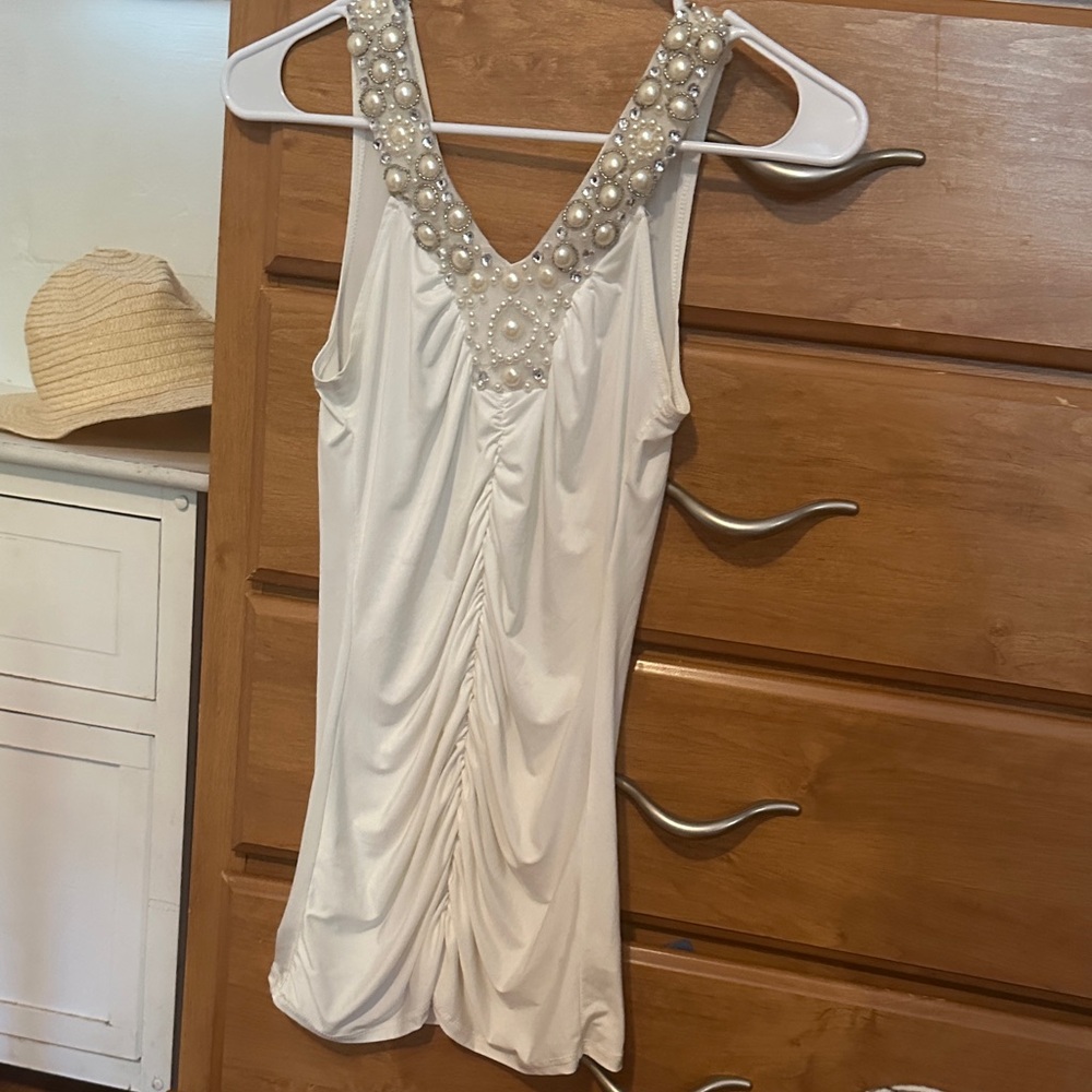 Elegant Pearl-Embellished White V-Neck Sleeveless Blouse Top Size Small 🤍